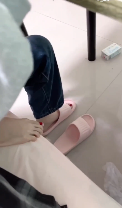 灌醉表妹玩小脚 灌醉表妹玩小脚