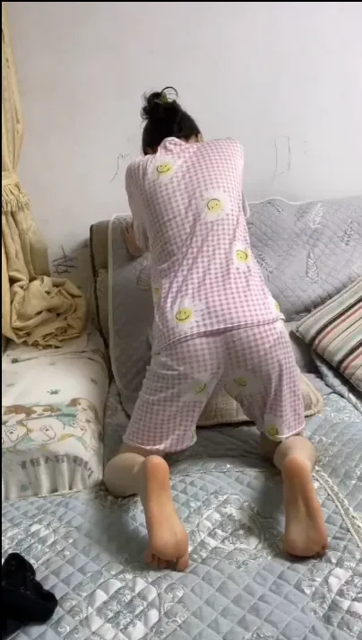 高二学妹直播秀脚 高二学妹直播秀脚
