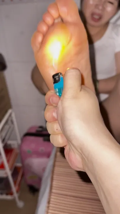 足浴店老板娘各种虐足,打火机烧脚,打脚 足浴店老板娘各种虐足,打火机烧脚,打脚