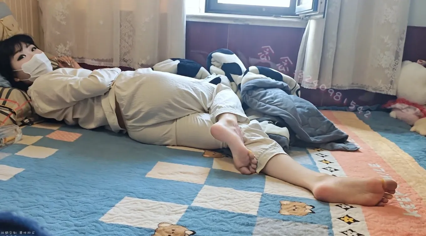 念念极限绑脚趾户外露出 念念极限绑脚趾户外露出