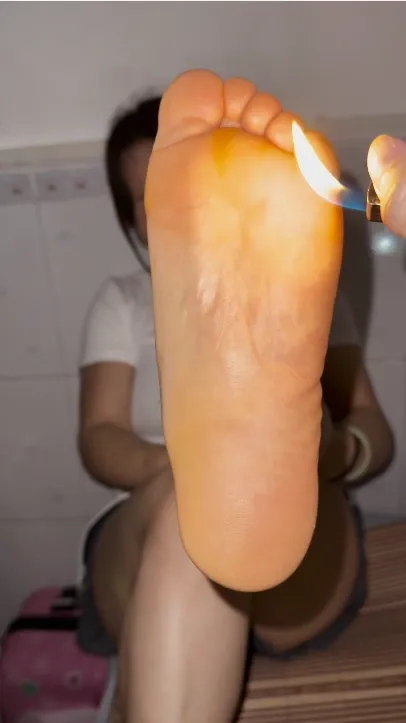 足浴店老板娘各种虐足,打火机烧脚,打脚 足浴店老板娘各种虐足,打火机烧脚,打脚