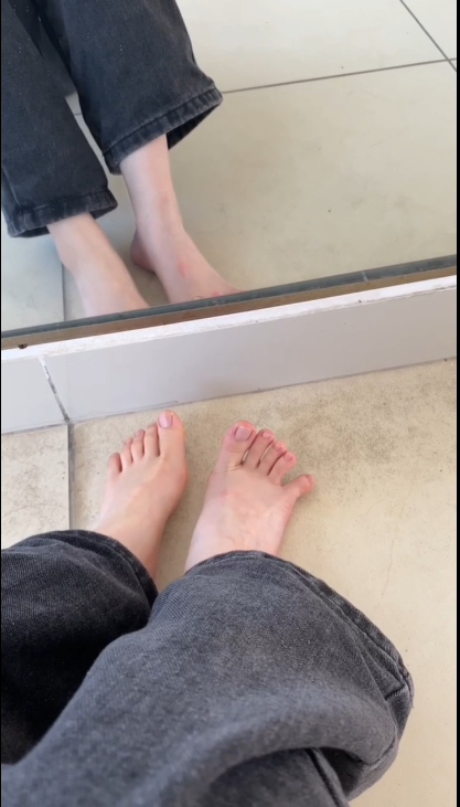 掰指-女大对镜子自拍 掰指-女大对镜子自拍