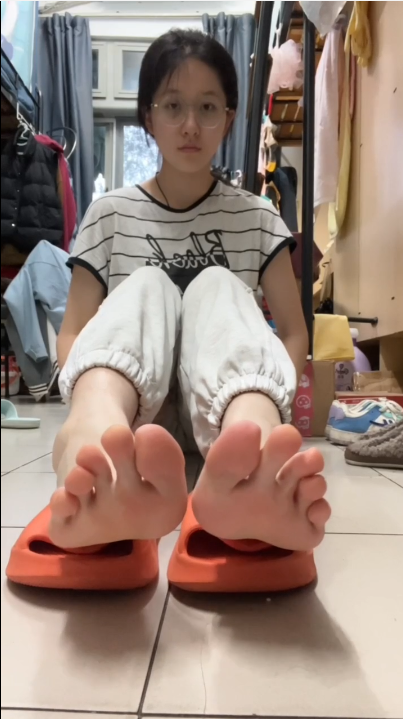 掰指-眼睛妹宿舍拍脚 掰指-眼睛妹宿舍拍脚