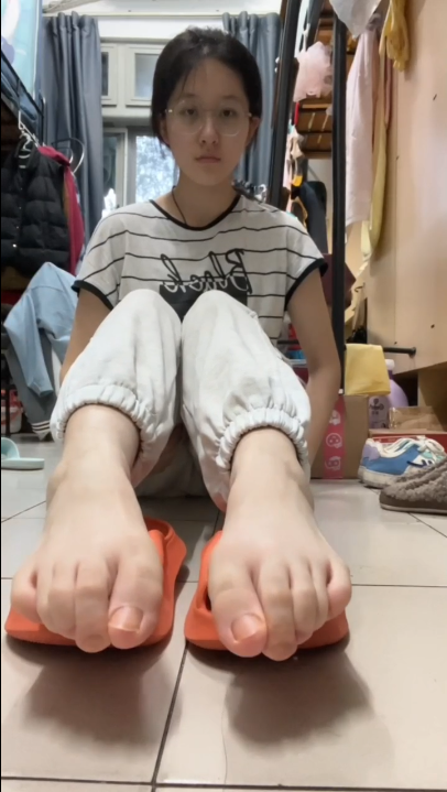 掰指-眼睛妹宿舍拍脚 掰指-眼睛妹宿舍拍脚