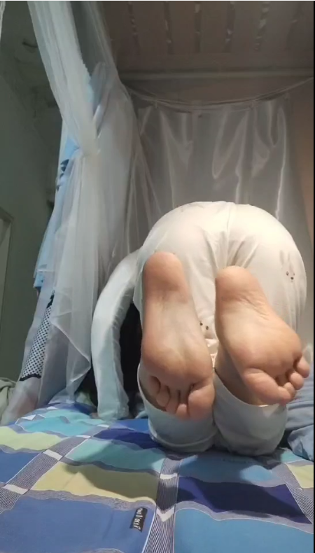掰指-长相一般的妹子 掰指-长相一般的妹子