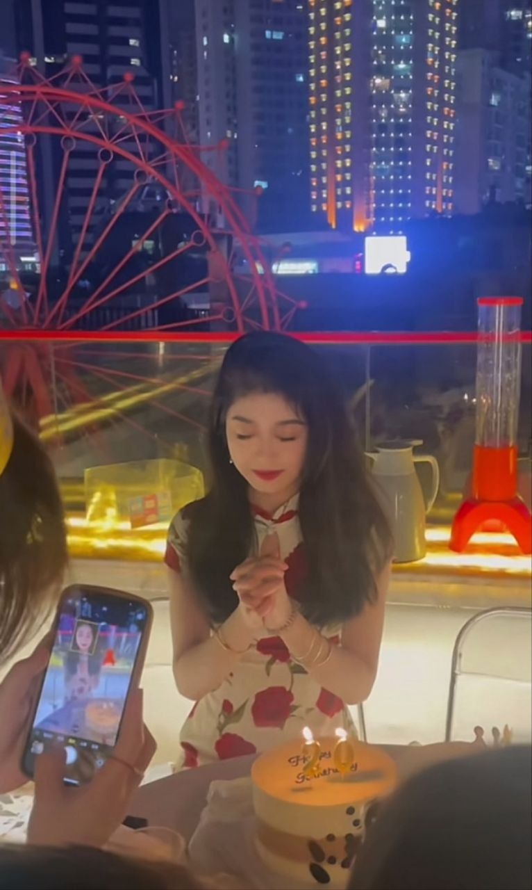 掰指-女大在家展示灵活嫩脚 掰指-女大在家展示灵活嫩脚