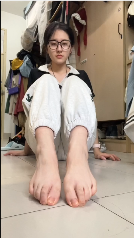 掰指-眼睛妹宿舍拍脚 掰指-眼睛妹宿舍拍脚