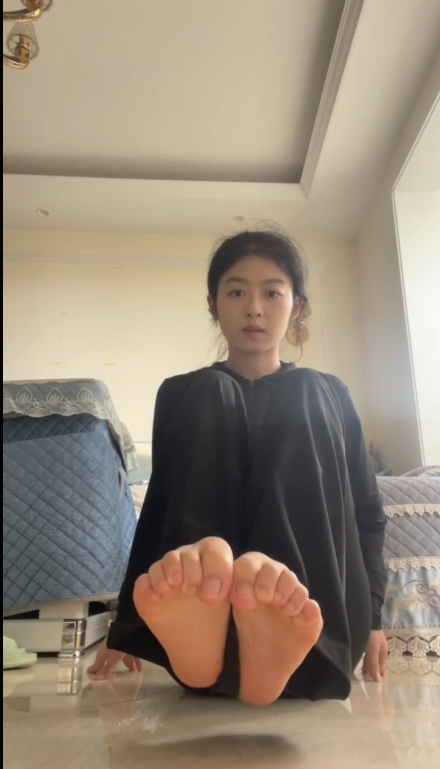 掰指-女大在家展示灵活嫩脚 掰指-女大在家展示灵活嫩脚