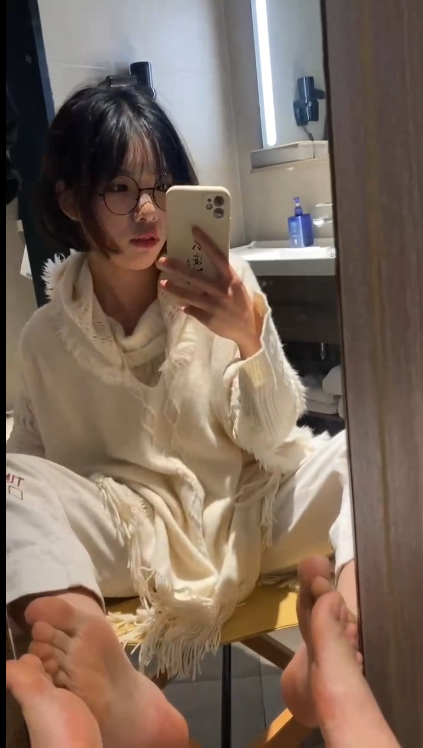 掰指-高颜值对镜秀脚 掰指-高颜值对镜秀脚