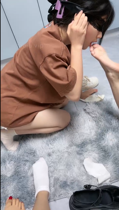 套路直播-橙宝调教俩女奴互相舔脚 套路直播-橙宝调教俩女奴互相舔脚