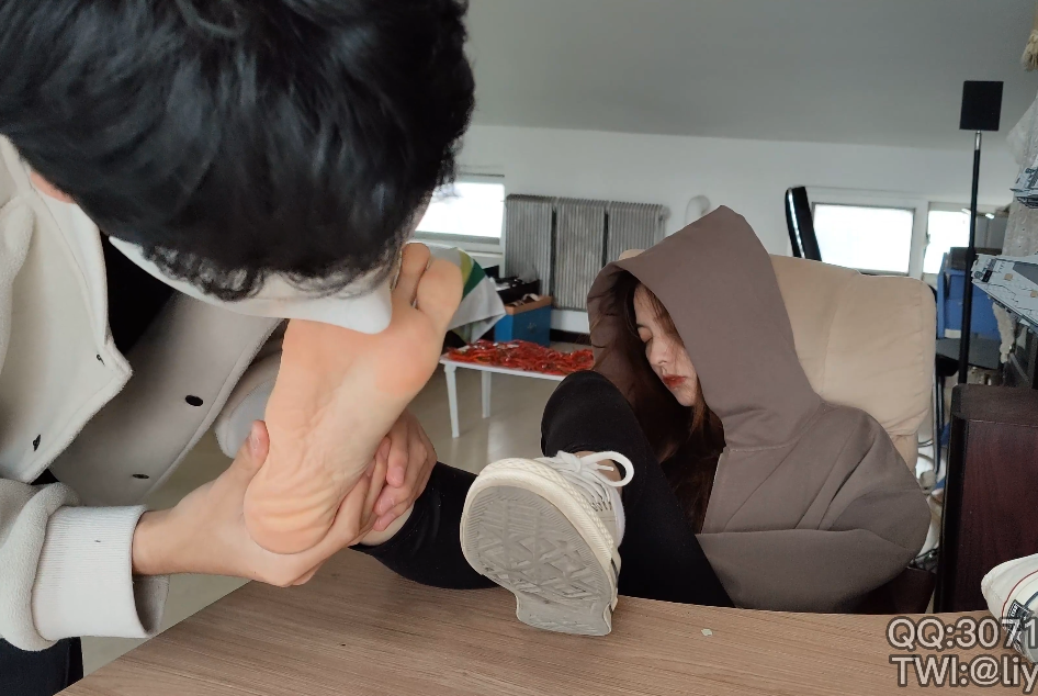 从不愿意看镜头到情不自禁呻吟,舔脚 从不愿意看镜头到情不自禁呻吟,舔脚