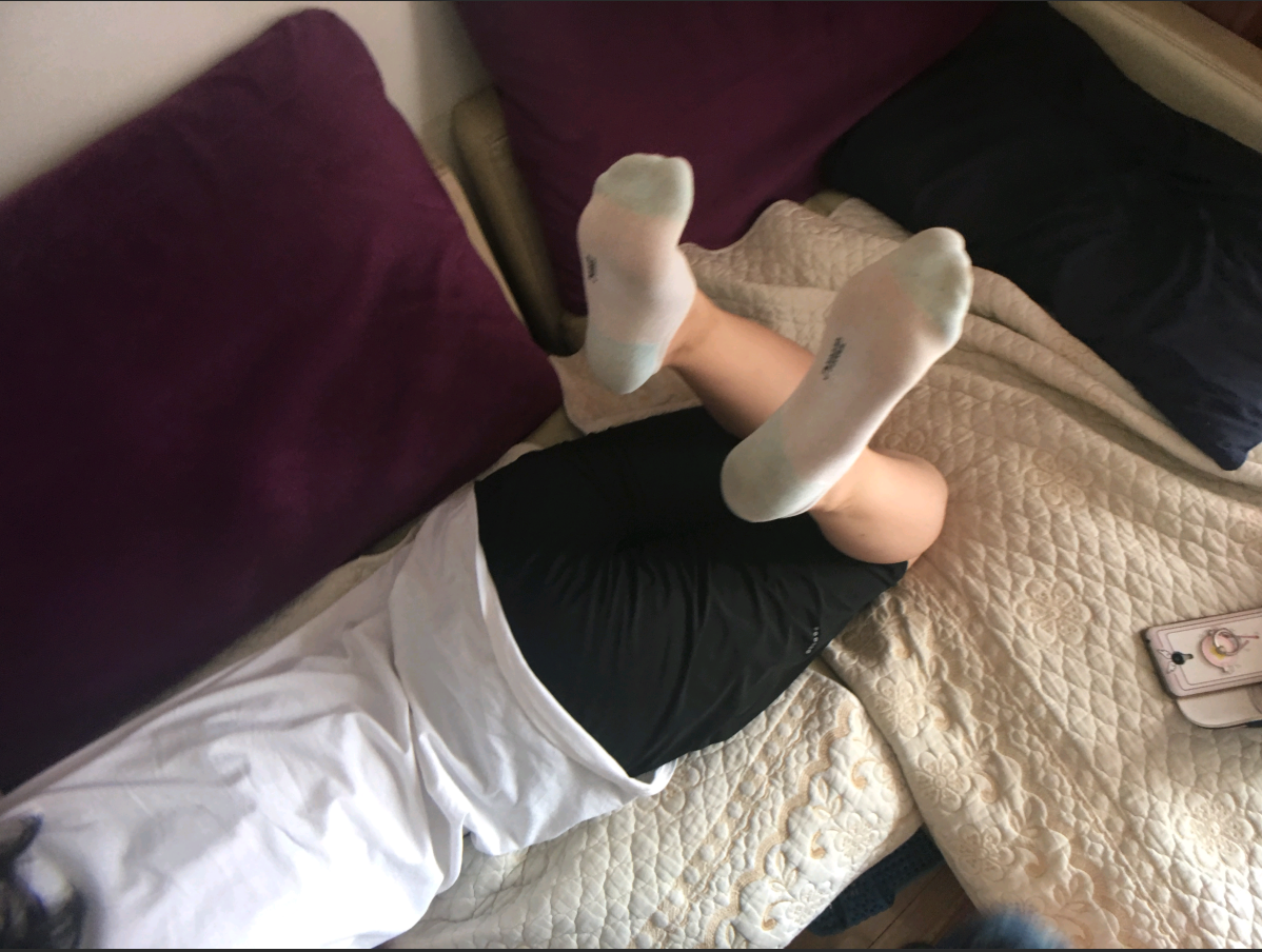 周末约女同学来家里拍她脚 周末约女同学来家里拍她脚
