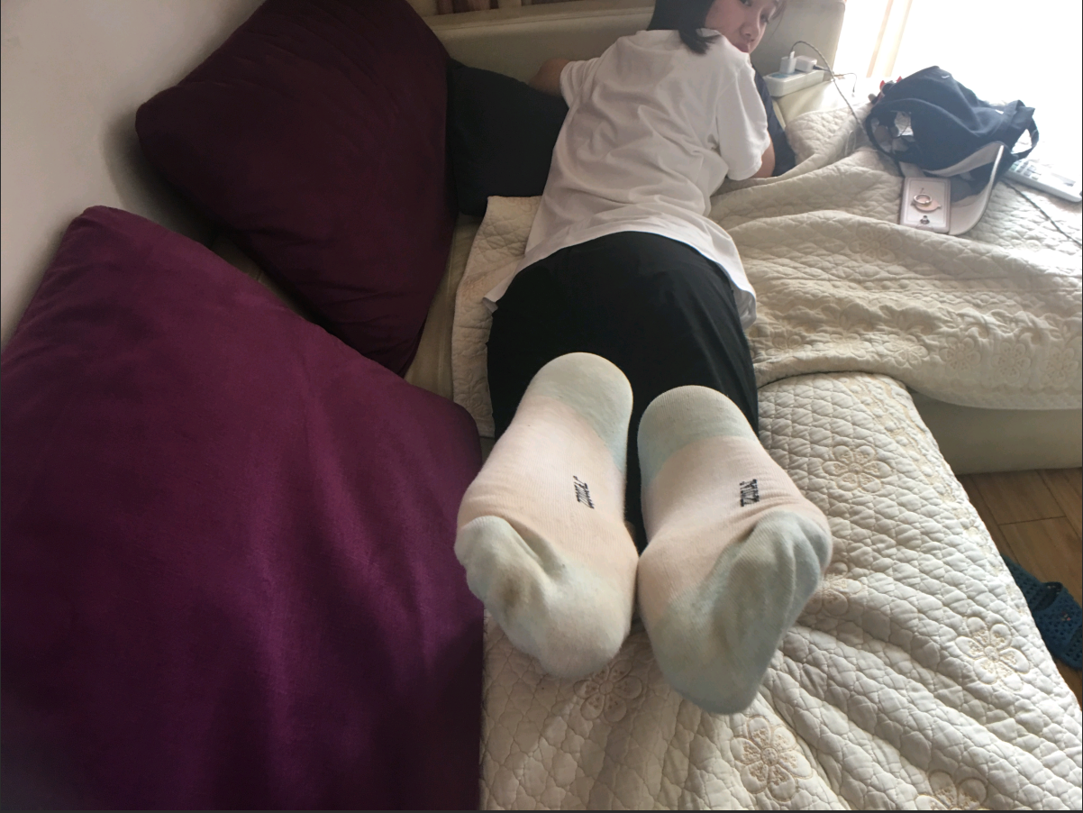 周末约女同学来家里拍她脚 周末约女同学来家里拍她脚