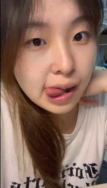 女大表情丰富展示脚底模拟足交 女大表情丰富展示脚底模拟足交