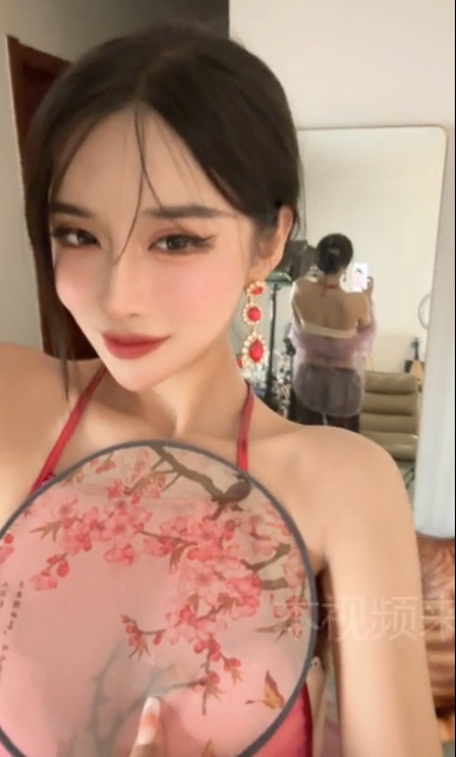 小恩雅.古装肚兜艳女裸足红绿灯 小恩雅.古装肚兜艳女裸足红绿灯
