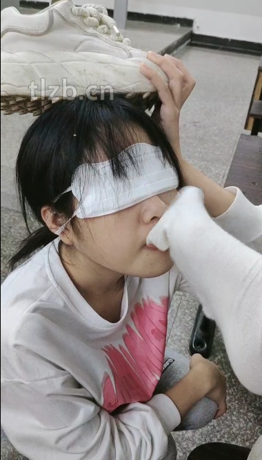 在教室开发女同学舔脚 在教室开发女同学舔脚
