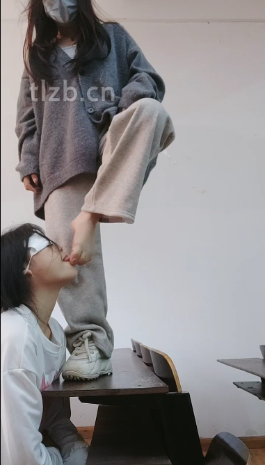 在教室开发女同学舔脚 在教室开发女同学舔脚