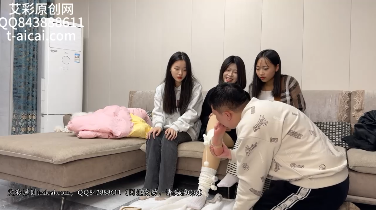 三个女大舔脚 三个女大舔脚