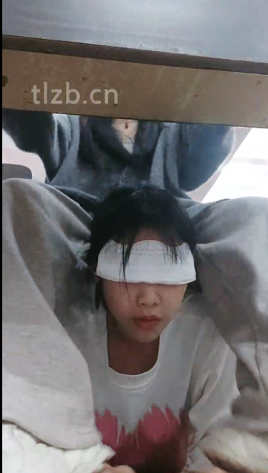 在教室开发女同学舔脚 在教室开发女同学舔脚