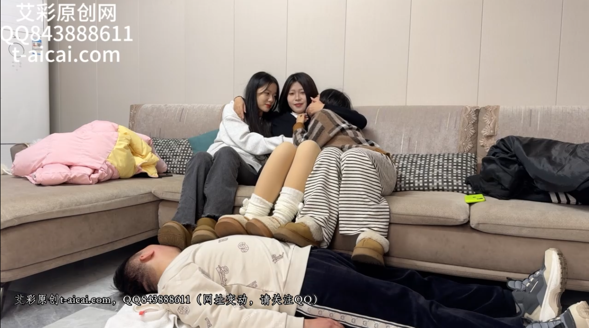 三个女大舔脚 三个女大舔脚