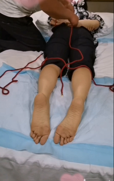 小护士足刑上集,脚心脚掌脚趾满针注射然后打脚最后图钉!一人按住双脚一人虐足,声音极品 小护士足刑上集,脚心脚掌脚趾满针注射然后打脚最后图钉!一人按住双脚一人虐足,声音极品