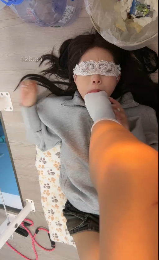 橙宝-女仆舔脚 橙宝-女仆舔脚
