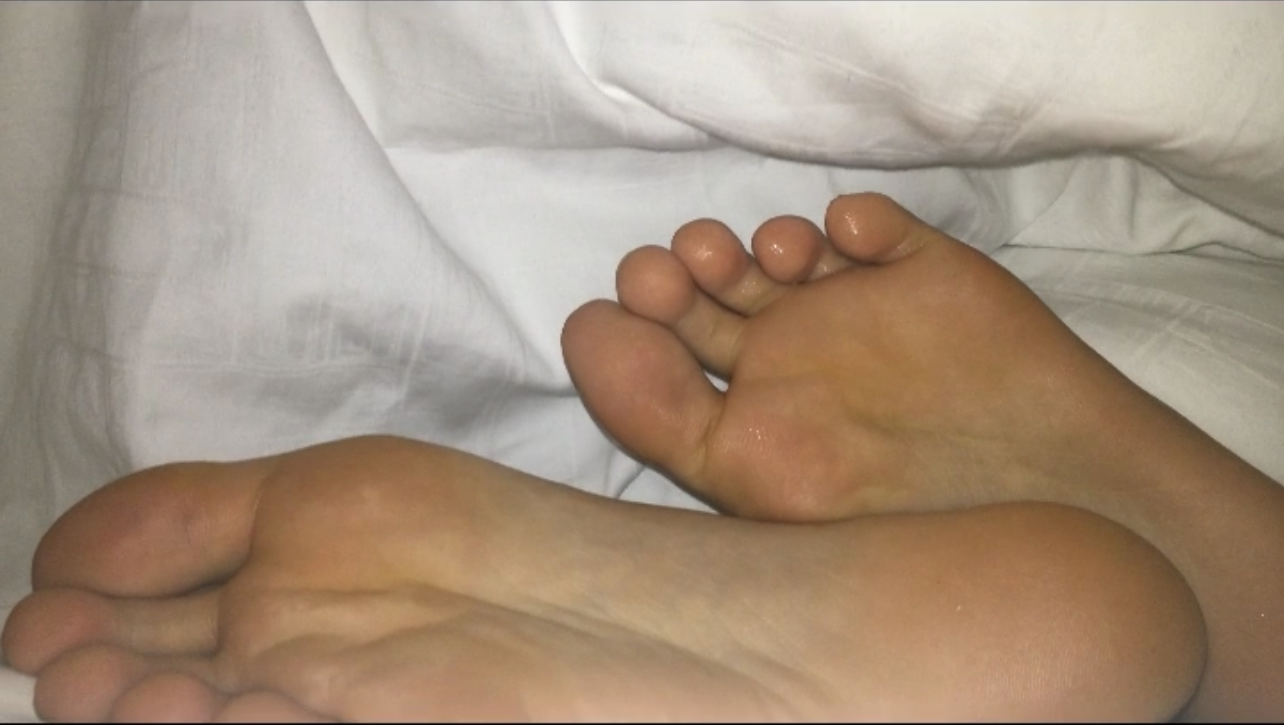 同行妹妹熟睡舔脚 同行妹妹熟睡舔脚
