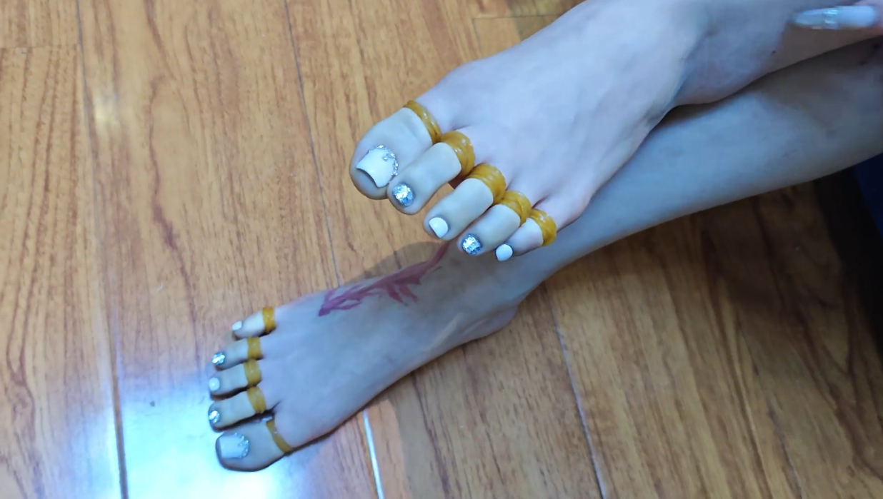 【念念】【户外】50分钟nue脚趾 脚趾套皮筋 穿高跟靴户外走路 【念念】【户外】50分钟nue脚趾 脚趾套皮筋 穿高跟靴户外走路
