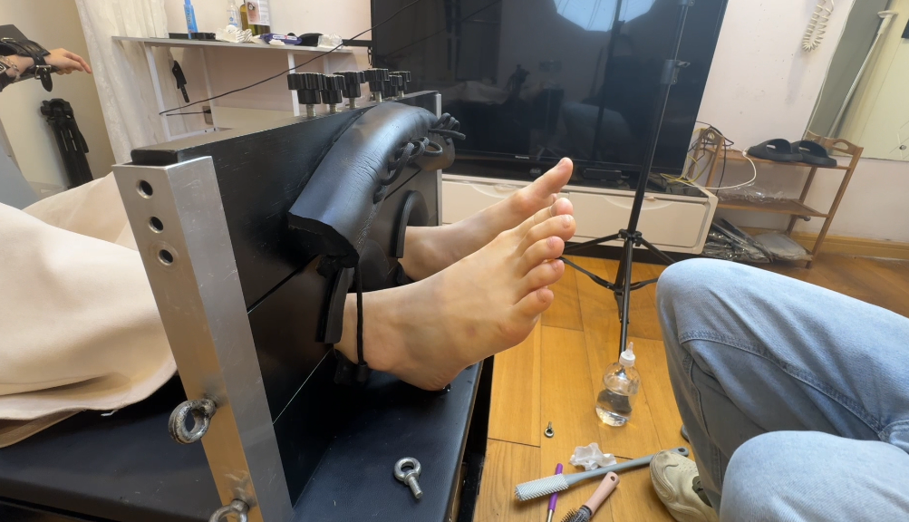 TK妈妈脚心怕女儿看到特意带口罩 TK妈妈脚心怕女儿看到特意带口罩
