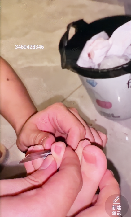 (超重口稀有)割粉嫩美脚脚趾头,超贵自购只有本站有 (超重口稀有)割粉嫩美脚脚趾头,超贵自购只有本站有